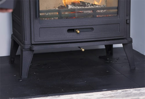 Hearth and clearance in front of a stove - Fireplace stove installations